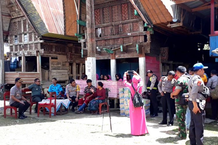 Keluarga Anugerah Tandi rannu korban penembakan KKB di papua, kini menyiapkan prosesi penjemputan jenazah di rumah duka Desa Kantun Poya, Kecamatan Kapala Pitu, Toraja Utara, Sulawesi selatan, Jumat (07/12/2018)