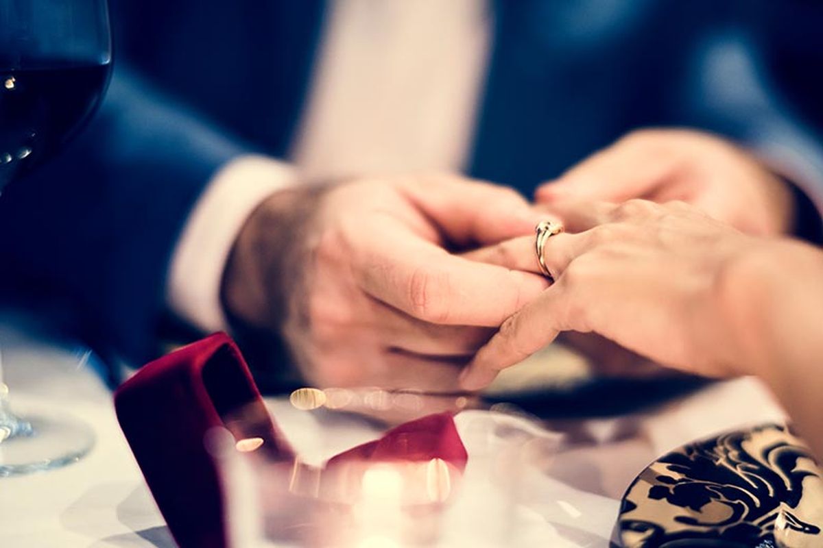 Ilustrasi proses melamar kekasih dengan cincin berlian.