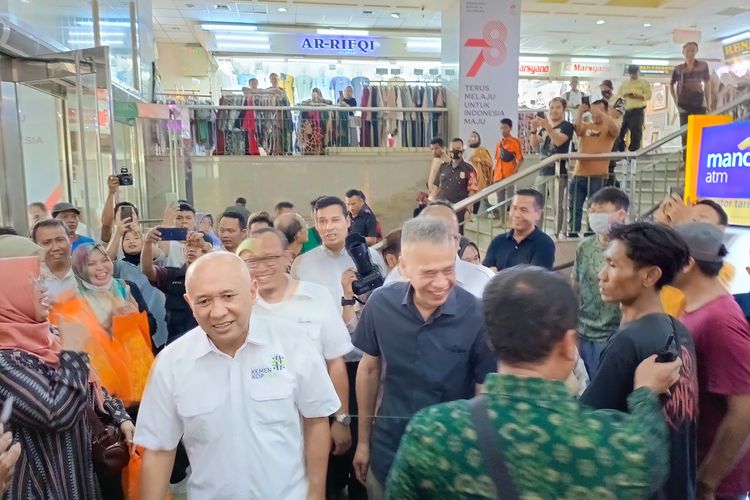 Teten Masduki Menteri Koperasi dan UKM sidak Pasar Tanah Abang, Selasa (19/9/2023)