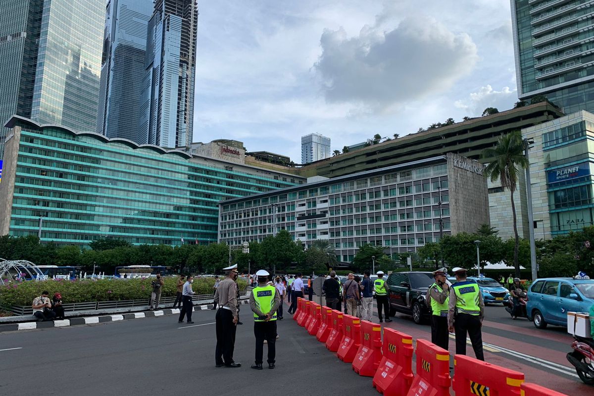 Petugas kepolisian bersama Dinas Perhubungan DKI Jakarta mulai melakukan uji coba rekayasa lalu lintas di Jalan Sudirman-Thamrin, Jakarta Pusat, Senin (4/7/2022).