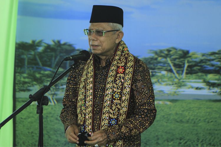 Wakil Presiden Ma'ruf Amin saat memberikan keterangan pers usai melakukan kunjungan kerja di Palembang, Sumatera Selatan, Rabu (7/9/2022).