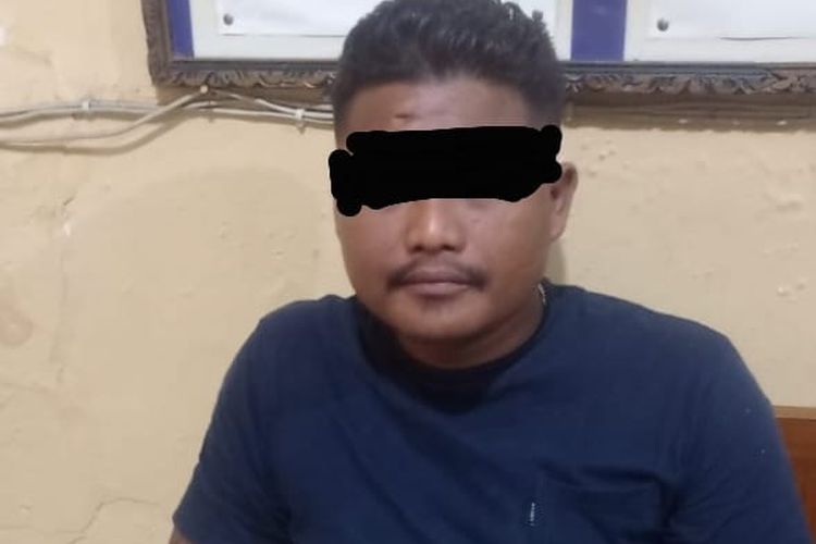 Tersangka AP (29). Ia merupakan bos Koperasi Simpan Pinjam ?APLINDO? Jaya Makmur yang ditangkap Satreskrim Polres Nganjuk bersama rekannya LP (35), di Kelurahan Cangkringan, Kecamatan Nganjuk, Kabupaten Nganjuk, Jawa Timur. Penangkapan dilakukan setelah keduanya diduga mengurung mantan karyawannya, Kevin, selama delapan hari di ruangan berjeruji besi.