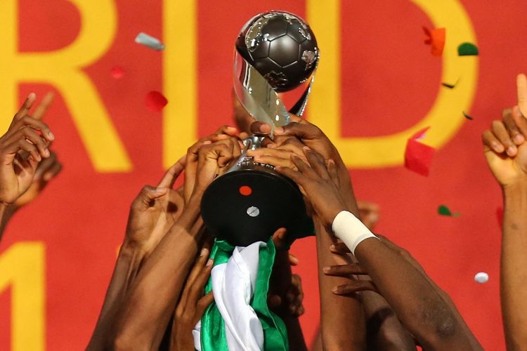 Para pemain Nigeria Trofi Piala Dunia U17 di Stadion Zayed, Abu Dhabi, Uni Emirat Arab, pada 8 November 2013.