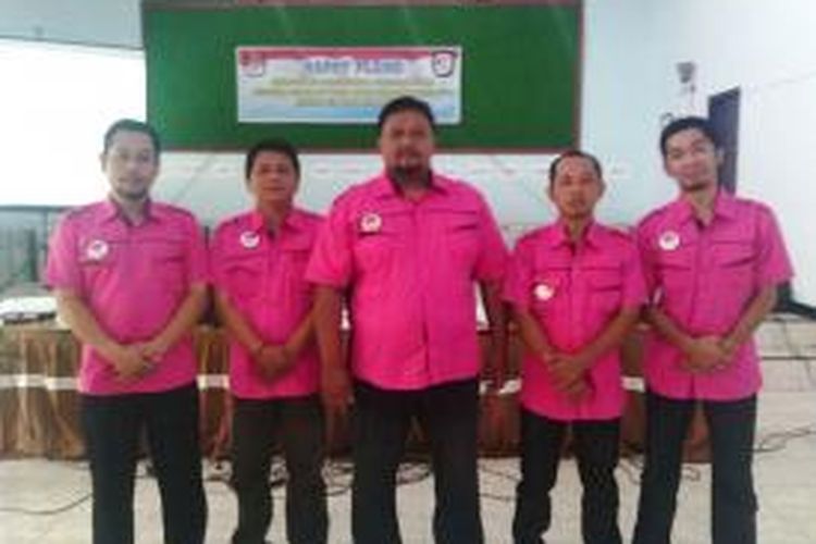 Lima anggota PPK Pabelan, Kabupaten Semarang terkenal dengan sebutan Pinky Boy lantaran berseragam warna pink