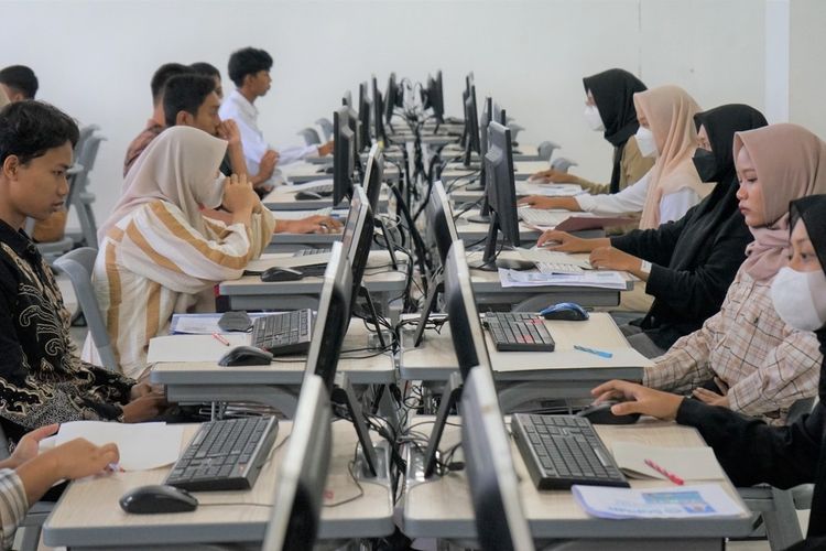 Peserta UTBK-SNBT mengerjakan soal ujian di kampus Itera Lampung, Selasa (30/4/2024).