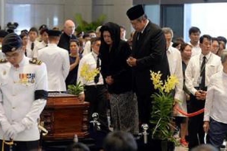 Mantan presiden Susilo Bambang Yudhoyono dan istri Ibu Ani Yudhoyono melayat Bapak Bangsa Singapura Lee Kuan Yew, jumat siang ini (27/03)