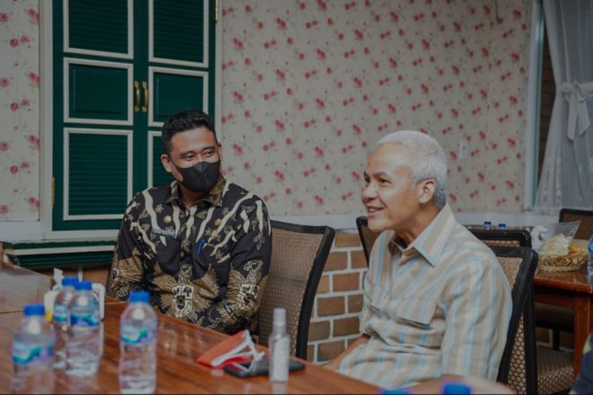 Wali Kota Medan Bobby Nasution (kiri) bersama Gubernur Jawa Tengah Ganjar Pranowo berbuka puasa di Medan, Kamis (7/4/2022). 