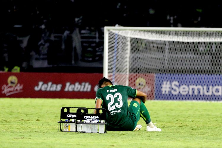 Pemain Persebaya Surabaya Rizky Ridho bersedih seusai pertandingan pekan 4 Liga 1 2022-2023 melawan Madura United yang berakhir dengan skor 2-2 di Stadion Gelora Bung Tomo Surabaya, Minggu (14/8/2022) sore.