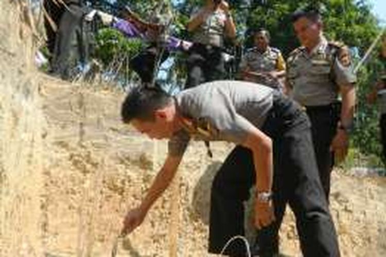 Kapolres Aceh Timur AKBP Hendri Budiman meletakkan batu pertama pembangunan rumah warga miskin Muhammad Isa (48) di Desa Buket Pala, Kecamatan Idi Rayeuk, Aceh Timur, Rabu (27/4/2016)