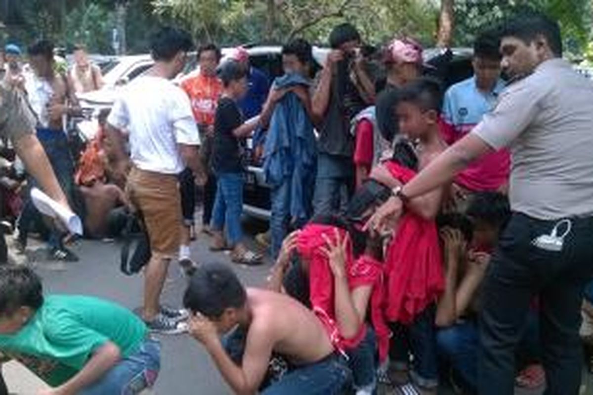 Puluhan pelajar diamankan setelah melempari mobil polisi di depan Ratu Plaza, Jalan Jenderal Sudirman, Jakarta Pusat, Minggu (18/10/15).