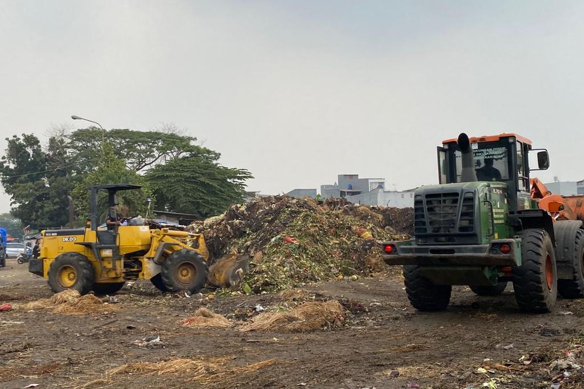 Pengangkutan sampah yang menumpuk di tempat pembuangan sementara Pasar Induk Kramatjati, Sabtu (9/9/2023). 