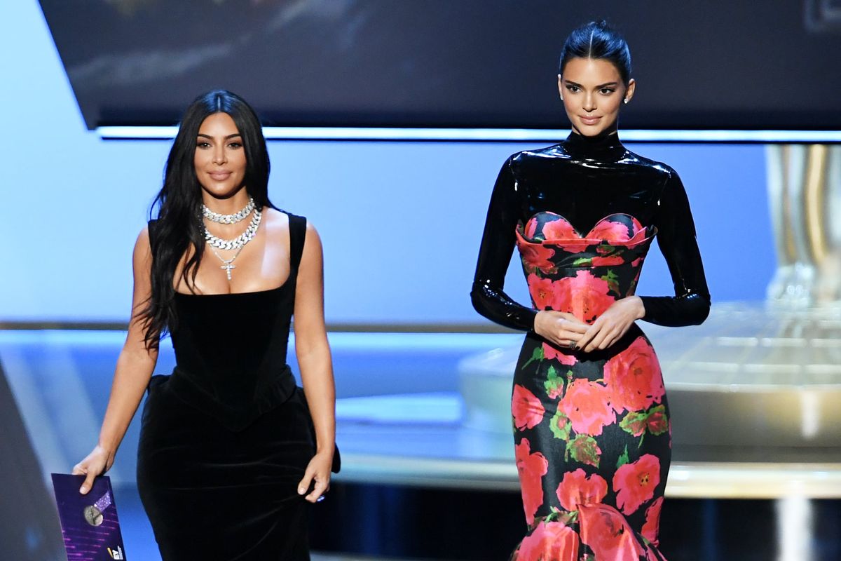 Kim Kardashian dan Kendall Jenner saat menghadiri Emmy Awards 2019.