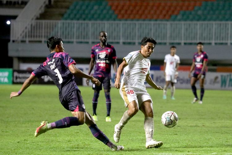 Pemain PSM Makassar M Arfan dijaga ketat pemain RANS Nusantara FC saat pertandingan pekan 4 Liga 1 2022-2023 yang berakhir dengan skor 1-2 di Stadion Pakansari Bogor, Senin (15/8/2022) malam.