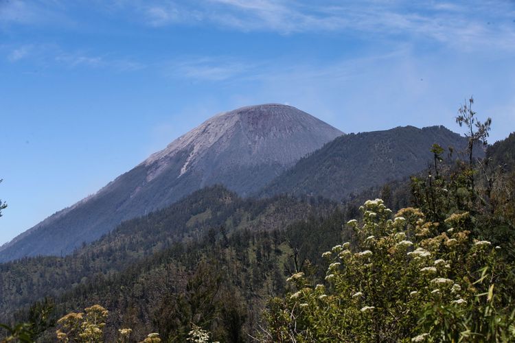 Puncak Gunung Semeru, Lumajang, Jawa Timur, Kamis (18/9/2019).