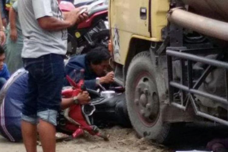Proses evakuasi korban tabrakan yang sempat terjebak di kolong truk tangki, Senin (23/1/2017).