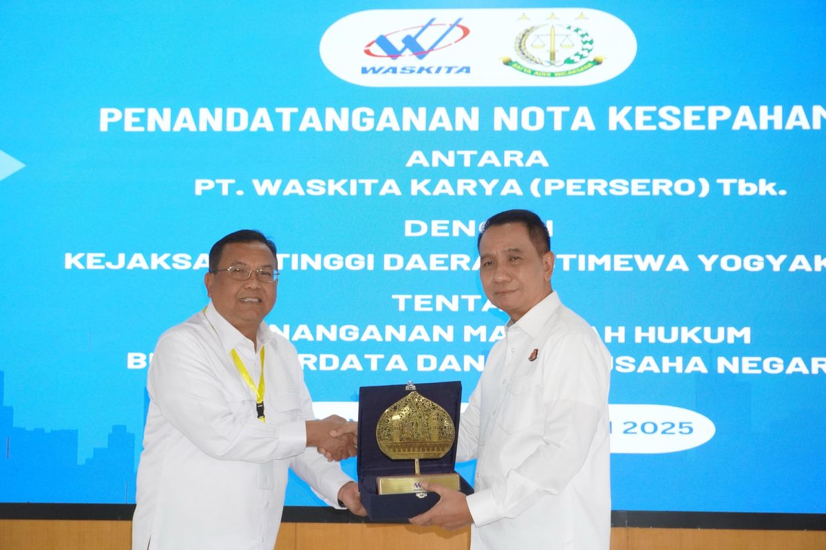 Penandatanganan perjanjian kerja sama antara Direktur Operasi I Waskita Karya Ari Asmoko dan Kepala Kejaksaan Tinggi Daerah Istimewa Yogyakarta Riono Budisantoso di Kantor Kejati DIY, Yogyakarta.