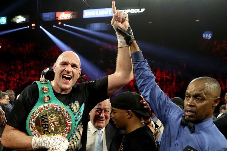 Petinju asal Inggris, Tyson Fury, merayakan kemenangan TKO pada ronde ketujuh lawan Deontay Wilder pada laga perebutan gelar Sabuk Juara WBC dan Lineal pada 22 Februari 2020 di MGM Grand Garden Arena, Las Vegas, Nevada.