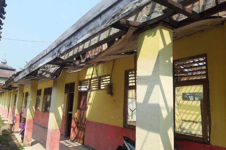 Ruang kelas di SDN Mekarmulya III, Kecamatan Telukjambe Barat, Karawang, Jawa Barat nampak rusak parah, Selasa (23/8/2022).