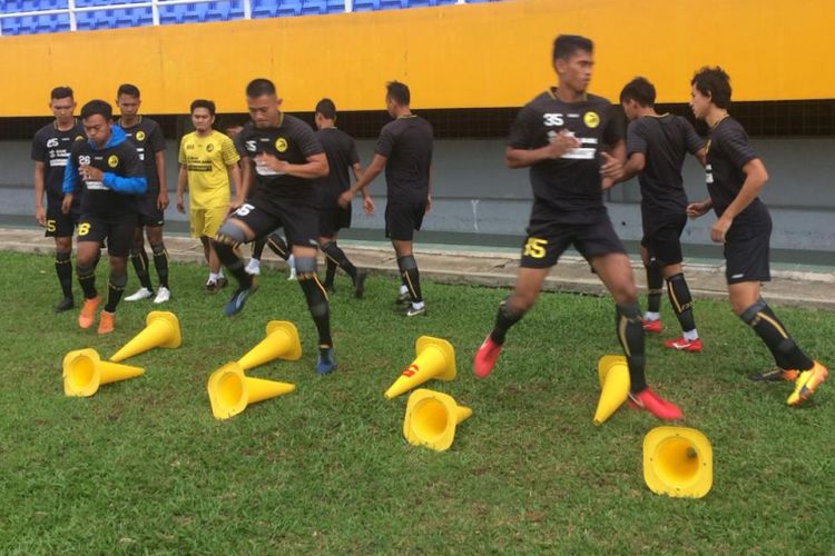 Para pemain Sriwijaya FC saat sedang melakukan sesi latihan di stadion Gelora Jakabaring Palembang, Sumatera Selatan.