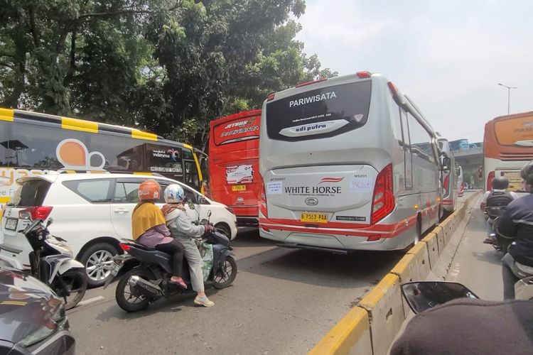 Jelang kegiatan Misa Akbar bersama Paus Fransiskus, arus lalu lintas di sekitar area Gelora Bung Karno (GBK), Jakarta Selatan, Kamis (5/9/2024) siang ini macet total.