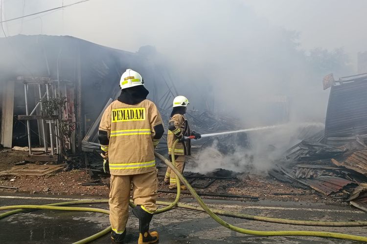 Sebanyak delapan ruko di Jalan Pahlawan Revolusi, Kelurahan Pondok Bambu, Kecamatan Duren Sawit, ludes terbakar api pada Rabu (22/3/2023).