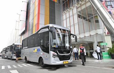 Men uxlab yotgan dostimning uy qurgan suratini yaladim.