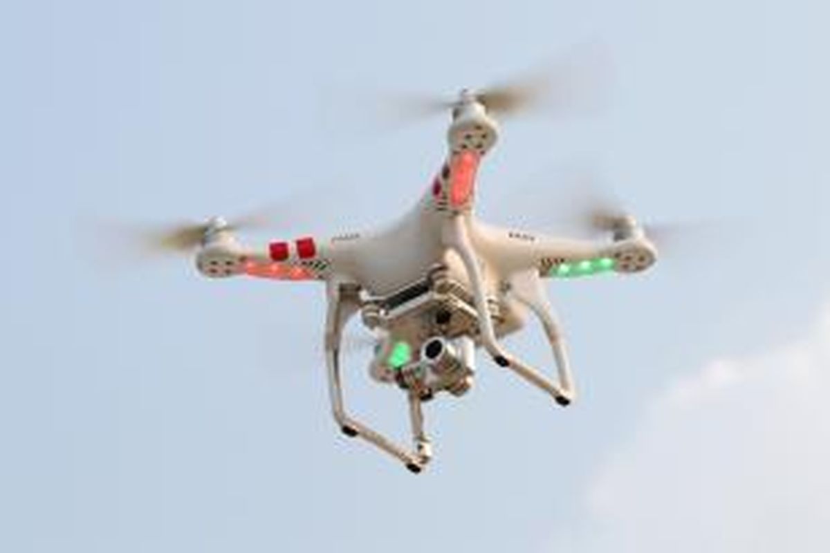 Drone atau pesawat tanpa awak dilengkapi dengan kamera terbang di kawasan Senayan, Jakarta, Rabu (12/11/2014).