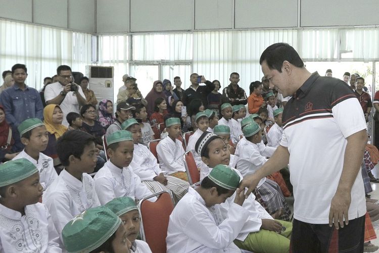 Wali Kota Semarang Hendrar Prihadi saat menghadiri khitanan massal dalam rangka peringatan HUT PDAM Tirta Moedal ke-107 bersama warga dan anak-anak kurang mampu di Kantor PDAM Tirta Moedal Semarang, Minggu (30/9/2018).