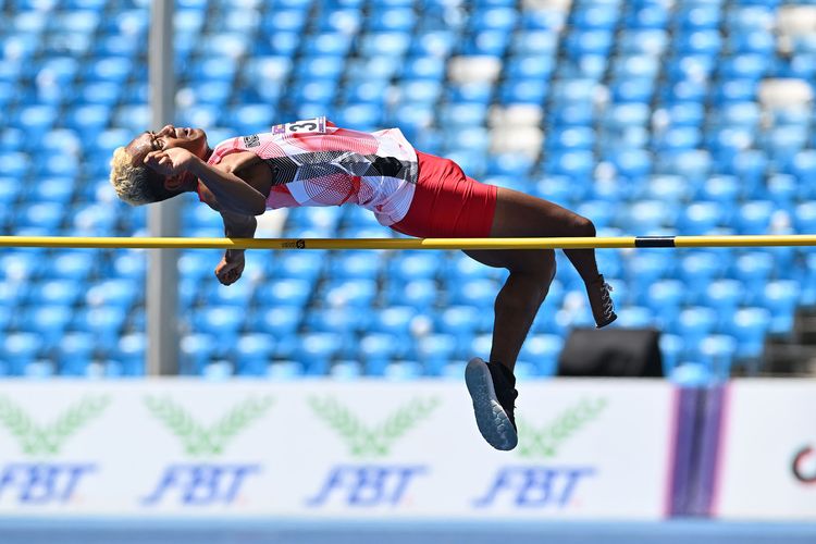 Aksi atlet Indonesia, Nasip saat melakukan lompatan dalam pertandingan lompat tinggi putra T42/44 ASEAN Para Games 2023 di Morodok Techo Stadium, Kamboja, Minggu (04/06/2023). 