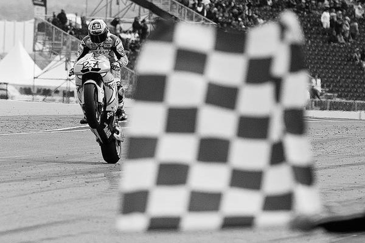 Pebalap  Honda,  Casey Stoner (Australia),  melaju dengan satu roda saat melindas garis finis dalam balapan MotoGP di Sirkuit Aragon,  kota Alcaniz, Spanyol, Minggu (18/9). Poin Stoner, dengan kesuksesannya menjuarai balapan di Aragon, menjauh dari pesaingnya, Jorge Lorenzo.