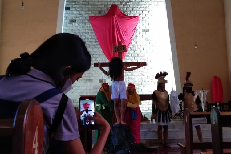Drama penyaliban Yesus Kristus di Gereja St. Ignatius Magelang, Jumat (29/3/2024).