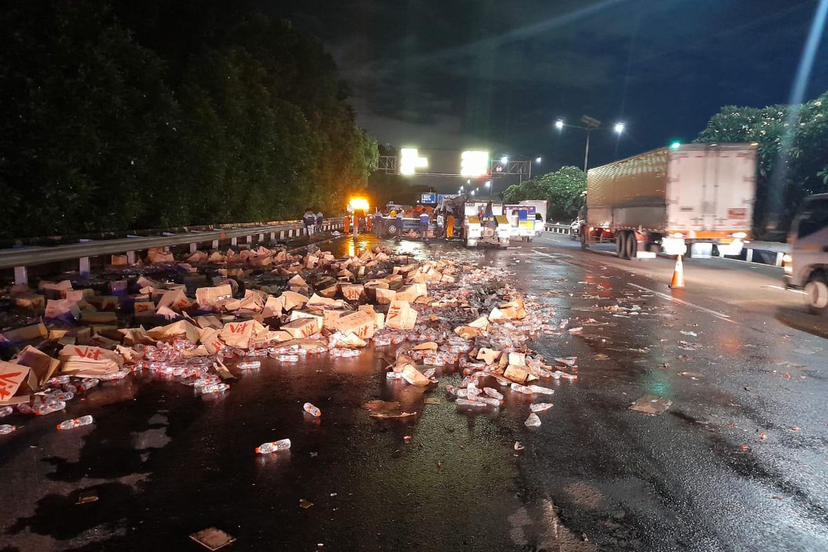 Kecelakaan di Tol dalam kota sebelum REM KODAM (KM 3. 650) jalur Bandung Jago