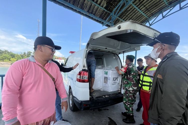 Logistik pemilu didistribusikan menggunakan ambulan di Pulau Belakangpadang 
