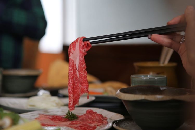 Irisan Sher Wagyu yang disiapkan menjadi main course shabu-shabu dalam paket Endless Brunch yang ditawarkan di Kahyangan Resto, Wisma Nusantara Lantai 28, Jakarta, Rabu (20/3/2019). 