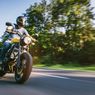 Jangan Gegabah, Begini Teknik Aman Motor Menyalip Kendaraan Besar