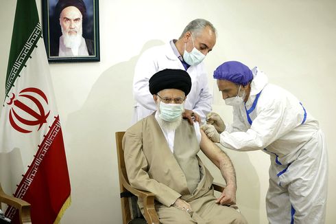 Pemimpin Tertinggi Iran Terima Suntikan Pertama Vaksin Covid-19