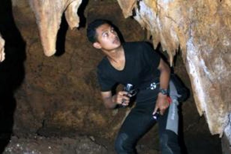 Salah seorang pemandu wisata sedang memeriksa kondisi dalam gua yang baru saja ditemukan oleh warga yang hendak membuat tempat parkir di komplek wisata Gua Pindul, Kamis (5/12/2013). 