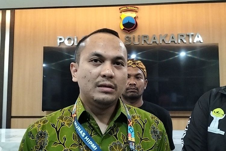 Kuasa Hukum Korban, Rezki Wirmandi, mendatangi Kepolisian Resor Kota (Polresta) Solo untuk menjalin BAP (Berita Acara Pemeriksaan) saat pelaporan dugaan pengkroyoan secara bersama-sama saat Musyawarah Nasional (Munas) Himpunan Pengusaha Muda Indonesia (Hipmi) XVII.