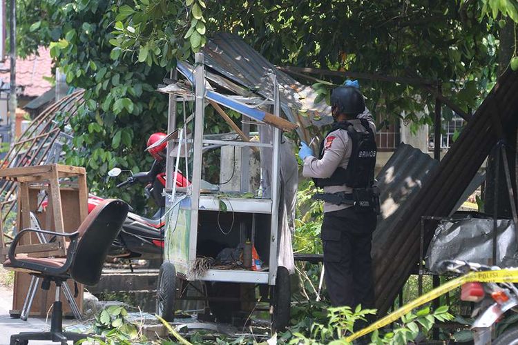 Tim Penjinak Bom Brimob Polda Aceh memeriksa tempat kejadian perkara usai ledakan yang diduga granat di rumah warga, Desa Peunyerat, Kecamatan Bandar Raya, Banda Aceh, Aceh, Senin (1/3/2021). Pihak kepolisin setempat menyatakan aksi teror yang diduga menggunakan granat tersebut merusak kios, kaca dan dinding rumah serta melukai seorang warga.