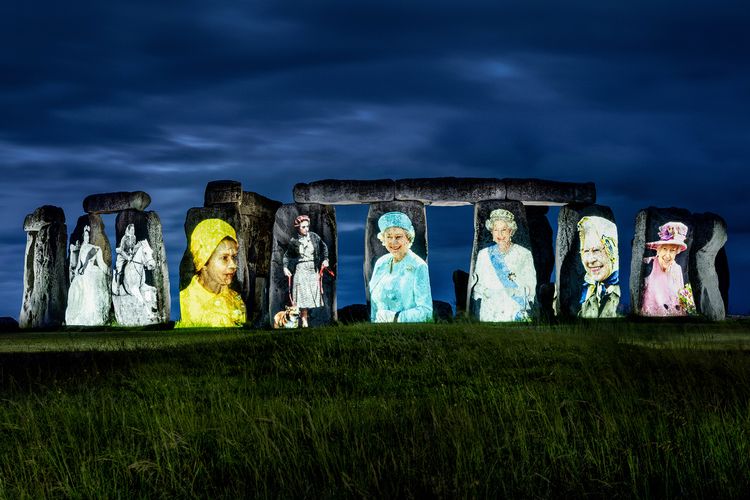 Potret Ratu Elizabeth II di situs Stonehenge, Inggris, jelang perayaan Platinum Jubilee. 