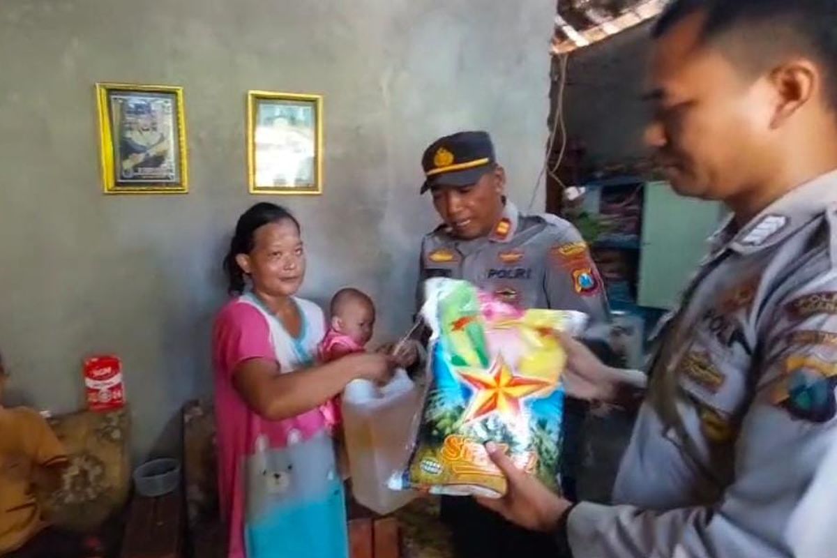 Keluarga Muhammad Ilun Zainul Huda (11) saat menerima bantuan social dari Polres Nganjuk, Senin (6/5/2024).