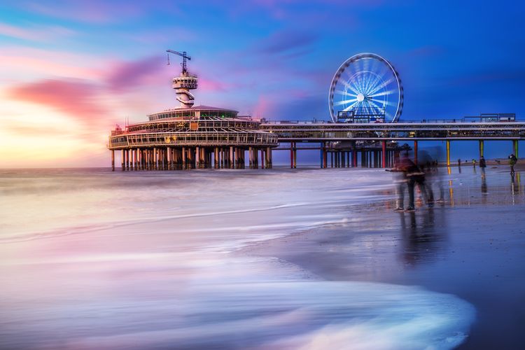 Ilustrasi Belanda - Pemandangan di Pantai Scheveningen, Belanda.