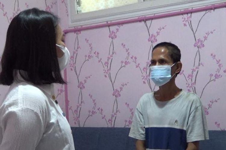 Tersangka AR (45) saat berada di Polrestabes Palembang lantaran telah mencabuli seorang anak laki-laki difabel, Rabu (11/5/2022).