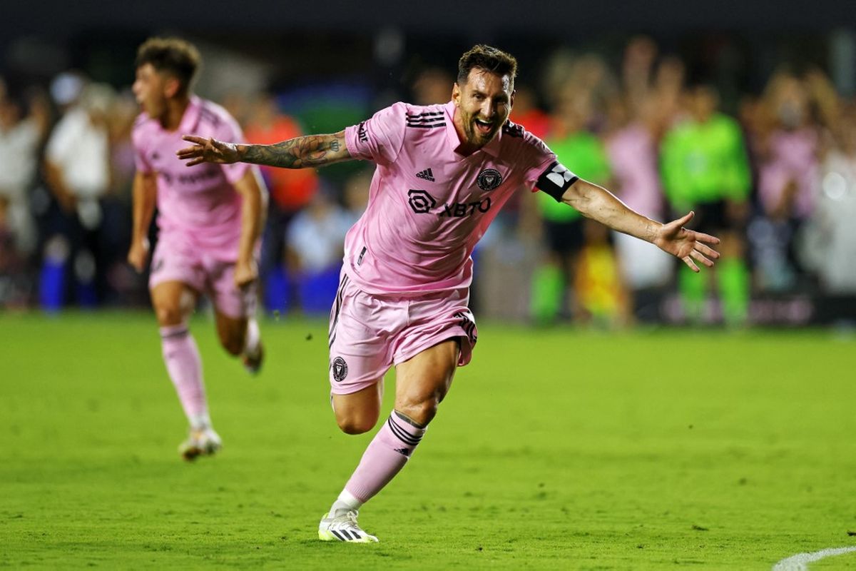 Selebrasi Lionel Messi usai mencetak gol kemenangan dalam laga Inter Miami vs Cruz Azul pada ajang Leagues Cup di Stadion DRV PNK, Fort Lauderdale, Florida, Sabtu (22/7/2023). Pertandingan Inter Miami vs Cruz Azul tuntas dengan skor 2-1. 