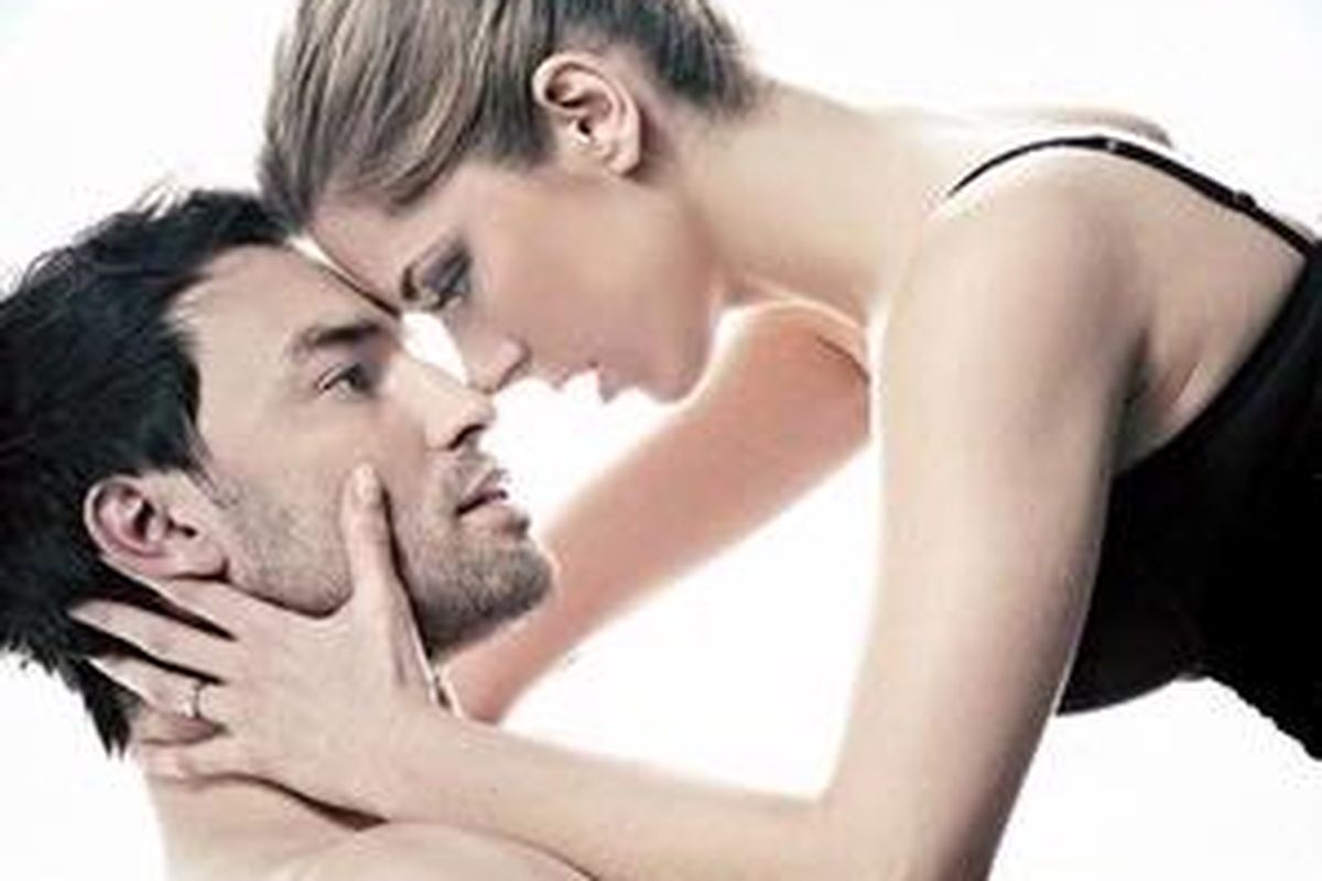 Rahang adalah simbol kejantanan pria, karena itu jangan biarkan area ini luput dari belaian Anda.