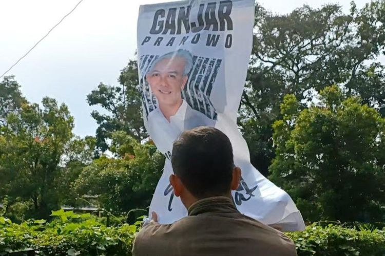Foto: Tangkapan layar personil SatPol PP Kota Pematang Siantar mencopot poster bergam Capres Ganjar Pranowo, dalam rangka kunjungan Ganjar ke Kota Pematang Siantar, Provinsi Sumut.