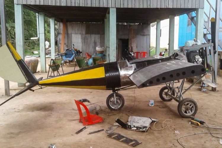 Pesawat rakitan paen Long terbuat dari barang bekas.