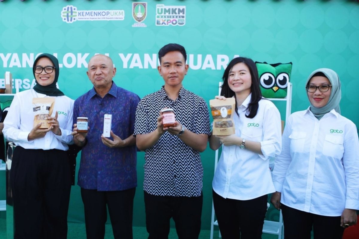 Menteri Kop-UKM Teten Masduki dan Walikota Solo Gibran Rakabuming bersama tim GoTo dalam acara live shopping Tokopedia Play.