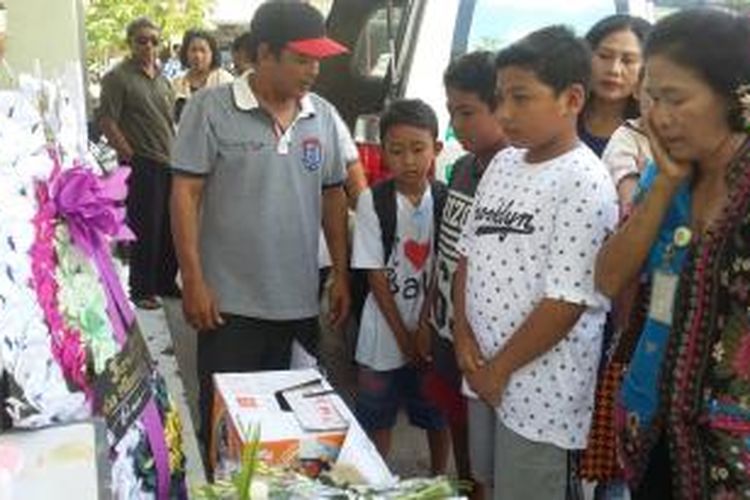 Kakak kelas Angeline berdoa di depan jenasah RS. Sanglah Denpasar. 