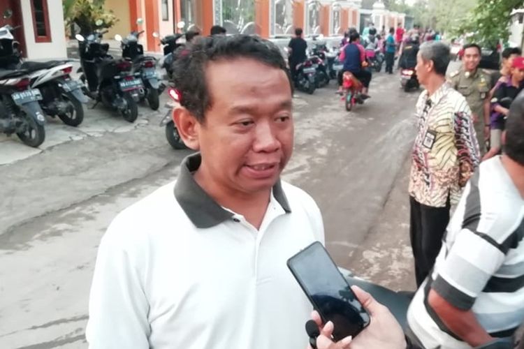 Wakil Bupati Sragen, Dedy Endriyatno saat meninjau robohnya aula SMKN 1 Miri, Sragen, Jawa Tengah, Rabu (20/11/2019).